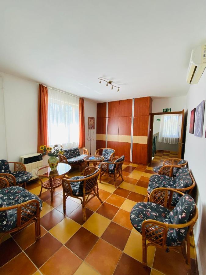 Апартаменты Gabi Lux Apartman Хайдусобосло Экстерьер фото