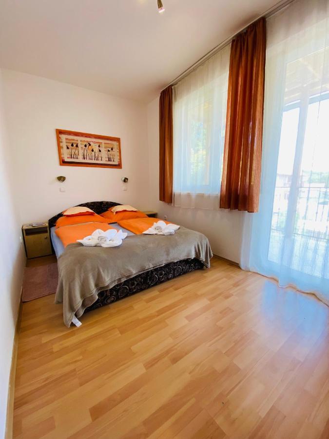 Апартаменты Gabi Lux Apartman Хайдусобосло Экстерьер фото